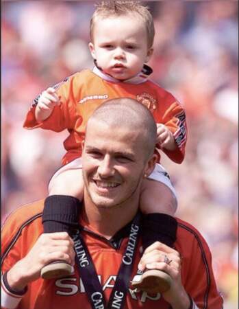 Dans sa story Instagram, David Beckham a partagé de nombreux clichés avec ses enfants. Celle-ci a été prise en 2000 sur le terrain de foot avec son fils Brooklyn sur les épaules. 