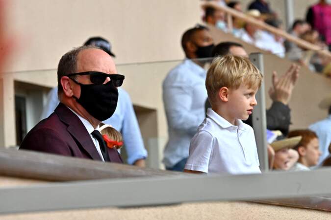 Le prince Albert II de Monaco et son fil Jacques sont absorbés par la compétition lors du World Rugby Sevens Repechage, au stade Louis-II de Monaco ce dimanche 20 juin.