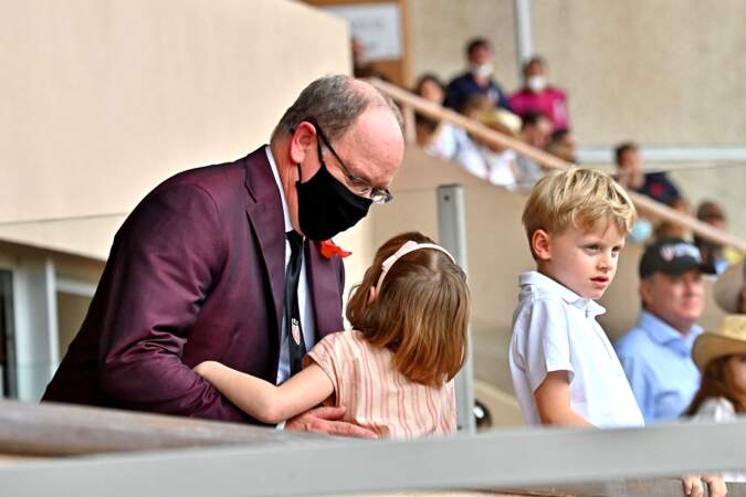 Lors du World Rugby Sevens Repechage, au stade Louis-II de Monaco, ce dimanche 20 juin, le prince Albert II partage un moment de complicité avec ses jumeaux Gabriella et Jacques.