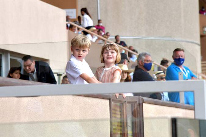 Les jumeaux Gabriella et Jacques de Monaco assistent au World Rugby Sevens Repechage, au stade Louis-II de Monaco ce dimanche 20 juin, en compagnie de leur père le prince Albert II.