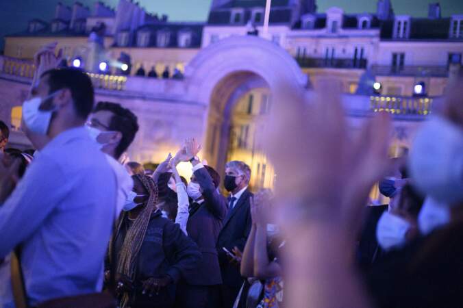 Mains en l'air, le président Emmanuel Macron suit le rythme de la musique au palais de l'Elysée