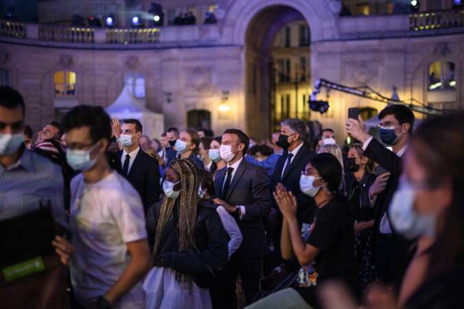 Le président Emmanuel Macron, parmi la foule pour assister aux divers concerts donnés au palais de l'Elysée pour la Fête de la musique