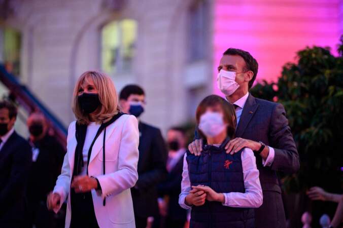 Le président Emmanuel Macron, en compagnie de sa femme Brigitte et de son petit-fils Thomas, assistent aux concerts électro donnés au palais de l'Elysée