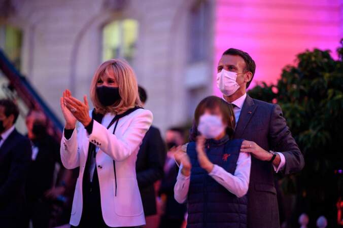 Le président Emmanuel Macron, la première dame Brigitte Macron et leur petit-fils Thomas (fils de Laurence Auzière la fille aînée de la Première dame) assistent à la Fête de la musique au palais de l'Elysée à Paris, le 21 juin 2021