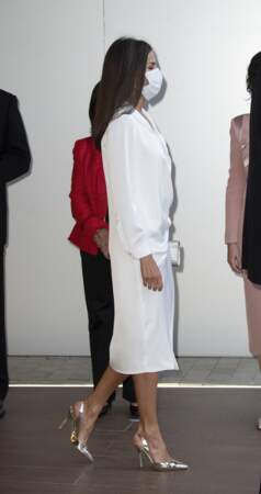 La reine Letizia d'Espagne, toujours très chic en robe blanche estivale.