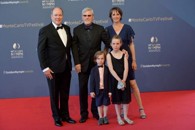 Le prince Albert II de Monaco a ensuite posé face aux photographes, aux côtés de Tchéky Karyo, Valérie Kéruzoré et leurs enfants lors du photocall du 60ème festival de télévision de Monte Carlo, qui s'est tenu ce mardi 22 juin 2021, à Monaco