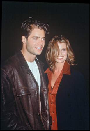 David Charvet et Yasmine Bleeth posent ensemble le 25 septembre 1996