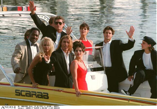 Aux côtés de DAvid Hasselhoff, Pamela Anderson et David Charvet, Yasmine Bleeth célèbrent le centième épisode d'Alerte à Malibu, à Los Angeles, le 24 octobre 1994