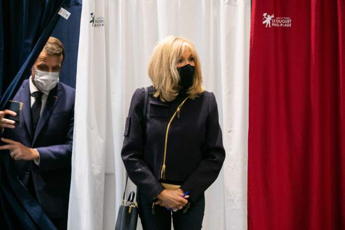 Brigitte Macron est très stylée pour voter au palais des Congres auTouquet.