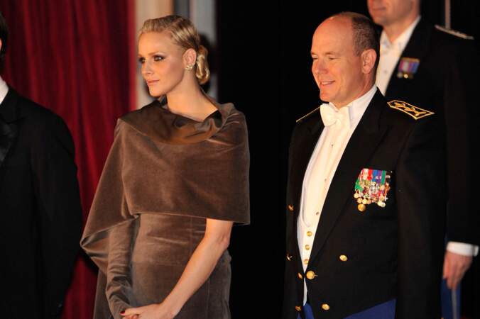 19 novembre 2011 : Charlene en robe cape et chignon torsadé, lors de la fête nationale monégasque