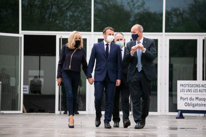 Le président de la république Emmanuel Macron, sa femme Brigitte Macron et Daniel Fasquelle, maire du Touquet Paris Plage sortent du bureau de vote, dimanche 27 juin.