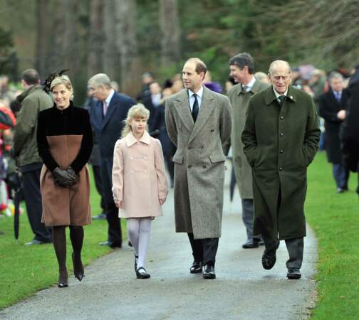 Lady Louise avec ses parents, et le prince Philip, à Noël, en 2012.
