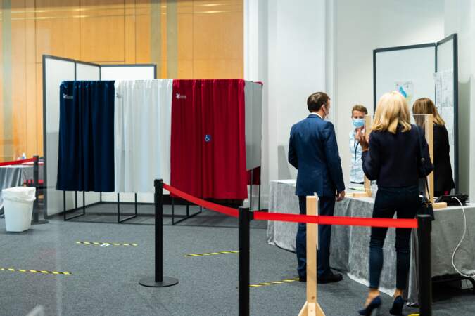 Le président de la république Emmanuel Macron, sa femme Brigitte Macron rentrent ensemble dans le bureau de vote.