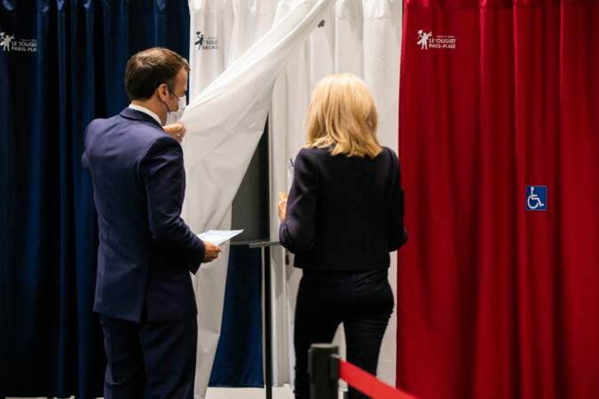 Emmanuel Macron et sa femme Brigitte Macron ont voté ensemble au palais des Congres au Touquet le 27 juin 2021.