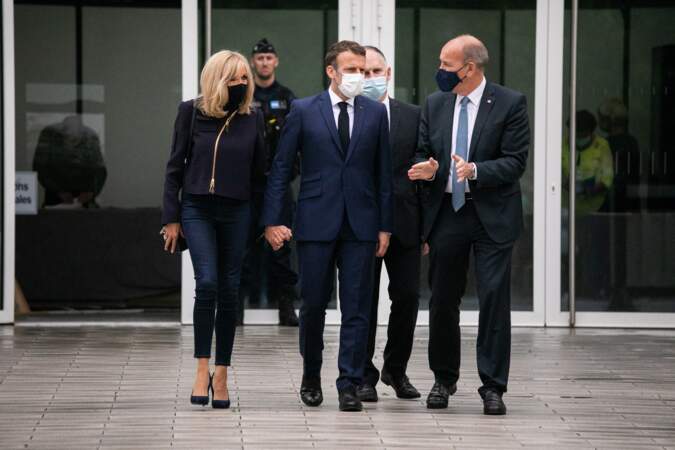 Brigitte Macron en bombers zippé, jean slim et escarpins pour voter le 27 juin 2021.