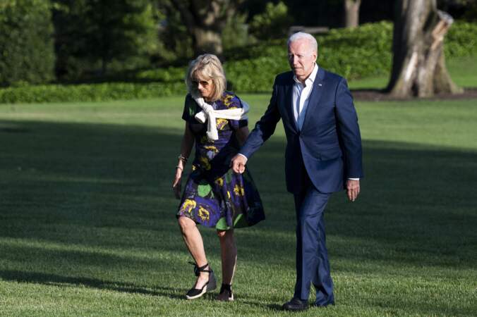 Jill Biden s'illustre avec une paire d'espadrilles noires compensées et à lacets, à la Maison Blanche, le 27 juin 2021. 