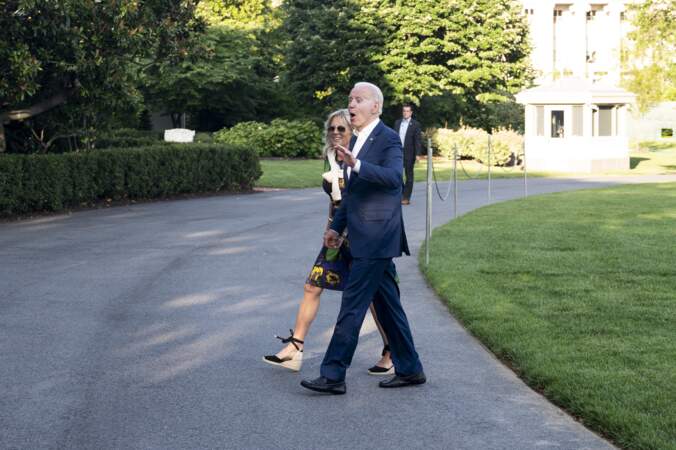 Jill Biden porte une paire d'espadrilles noires, lacées sur la cheville, le 27 juin 2021. 