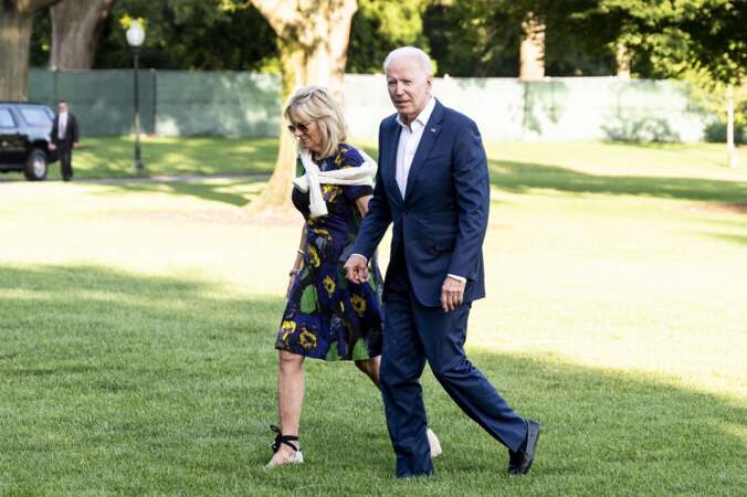 Jill Biden en robe d'été et une paire d'espadrilles, de retour de Camp David, le 27 juin 2021. 