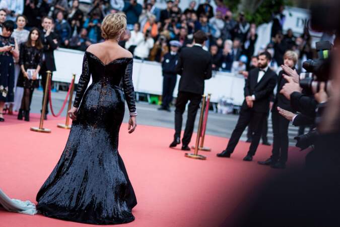Virginie Efira en 2012 au Festival de Cannes : une robe longue incroyable qu'elle accessoirise d'escarpins et d'un chignon bas.
