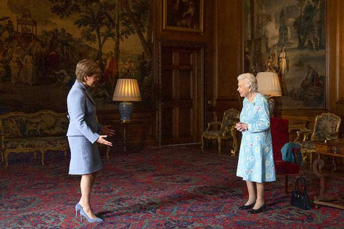 Covid oblige, Elizabeth II et la première ministre écossaise se sont saluées à distance, en respectant les mesures barrières au palais d'Holyroodhouse, le 29 juin 2021