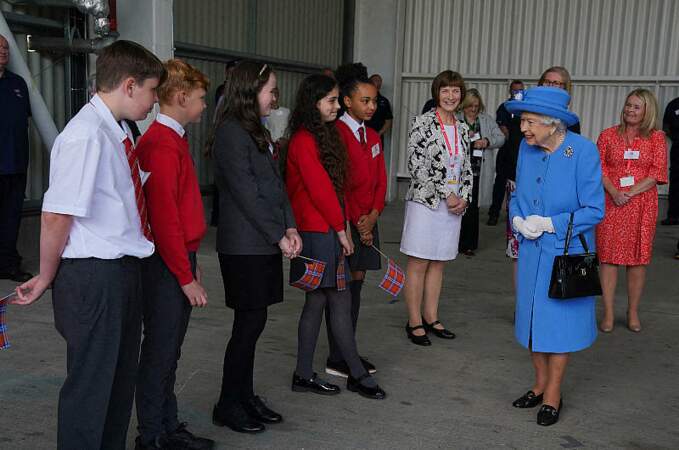 Au programme de ce voyage en Ecosse : une rencontre entre Elizabeth II et des enfants, à Cumbernauld, lors d'une visite dans une usine de production de bière