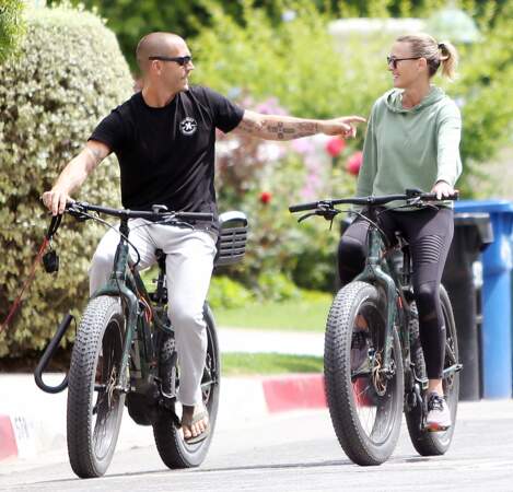 Robin Wright et son mari Clément Giraudet  à vélo dans les rues de Los Angeles, le 3 juin 2020
