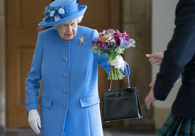 Avec sa tenue bleu ciel éclatante, la reine d'Angleterre a fait sensation, le 28 juin, lors de sa visite au palais d'Holyroodhouse
