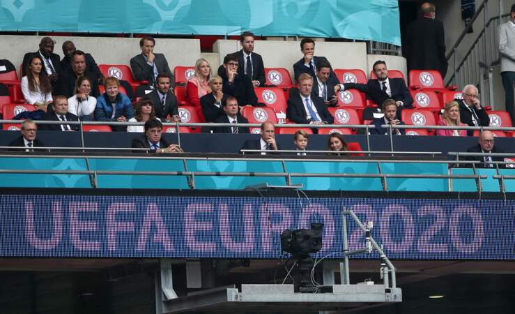 Dans les tribunes du stade de Wembley à Londres, le prince George a chanté l'hymne national "God Save The Queen""