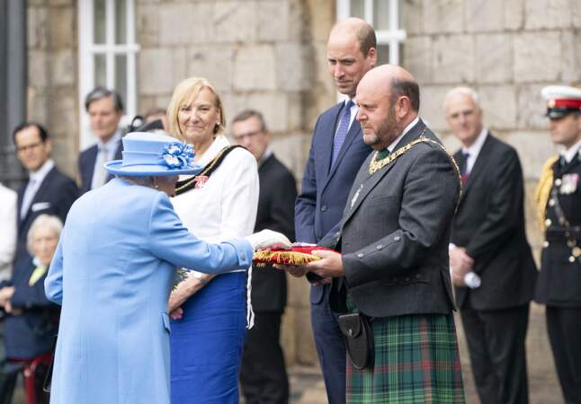 Elizabeth II s'est vu remettre les clés de la ville lors de sa visite à Edimbourg, au palais d'Holyroodhouse, avec le prince William
