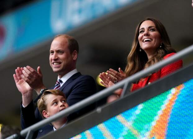 Les princes William et George aux côtés de Kate Middleton félicitent les joueurs de l'Angleterre après leur victoire face à l'Allemagne, ce mardi 29 juin