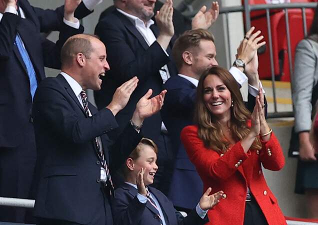 Le prince George, accompagné de ses parents William et Kate, assiste au match Angleterre-Allemagne, ce mardi 29 juin 2021, au stade de Wembley à Londres