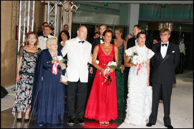 Charlene de Monaco, entourée du prince Albert II de Monaco et de ses soeurs Stéphanie et Caroline, au gala de Croix-Rouge, à Monaco, en août 2006