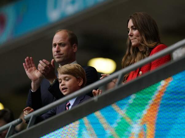 Le prince George célèbre un but des anglais avec ses parents, Kate et William, dans les tribunes du stade de Wembley, ce mardi 29 juin 2021
