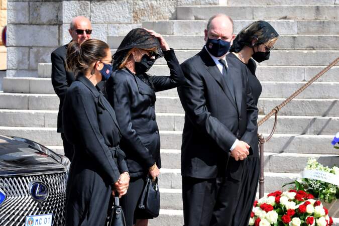 Charlene de Monaco, entourées du prince Albert II et des princesses Stéphanie et Caroline, aux obsèques de la baronne Elizabeth-Ann de Massy, cousine du prince Albert II, en la cathédrale Notre-Dame-Immaculée, à Monaco, le 17 juin 2020