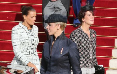 Charlene de Monaco en représentation avec ses belles-soeurs, Stéphanie et Caroline, à la sortie de la cathédrale Notre-Dame-Immaculée de Monaco, le jour de la fête nationale monégasque, le 19 novembre 2012