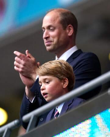 Très chic, le prince George était assorti à son père William en petite veste blazer bleu marine