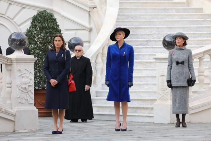 Charlene de Monaco, très chic, entourée de Stéphanie et Caroline de Monaco, dans la cour du palais princier lors de la Fête nationale monégasque, à Monaco, le 19 novembre 2017