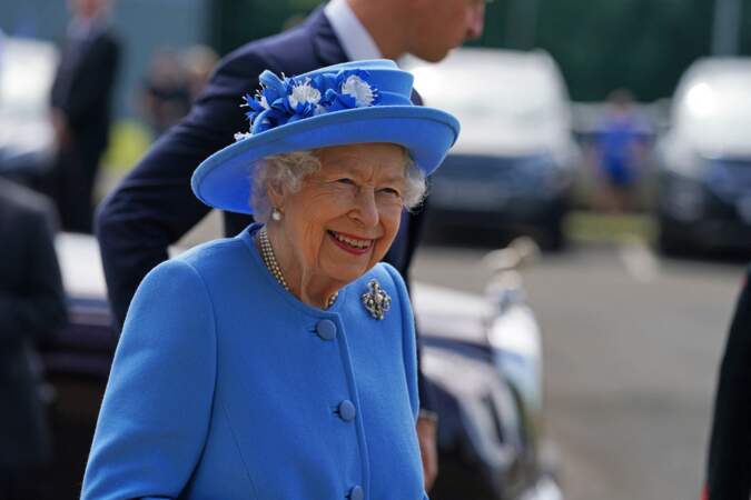 Vêtue de bleu de pied en cap, la reine d'Angleterre était rayonnante en Ecosse, à l'occasion de sa visite au palais d'Holyroodhouse