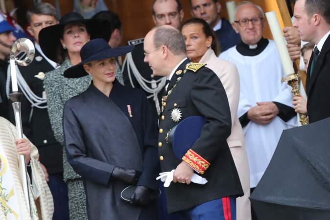 Charlene de Monaco complice avec son époux, sous le regard de Caroline et Stéphanie, à la sortie de la céremonie du Te Deum en la cathédrale Notre-Dame-Immaculee, le jour de la Fête nationale monégasque, à Monaco, le 19 novembre 2013