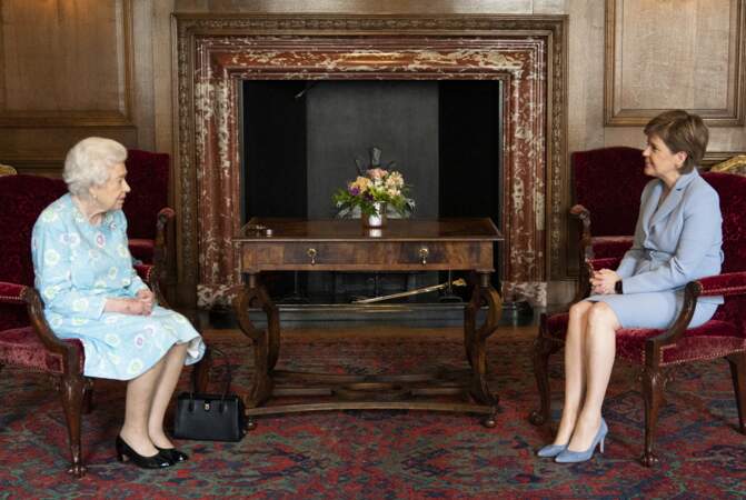 En ce deuxième jour en Ecosse, la Reine s'est entretenue avec la Première ministre écossaise, Nicola Sturgeon, au palais de Holyroodhouse
