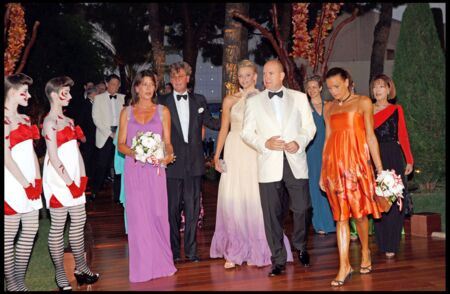 Charlene de Monaco, avec Caroline de Monaco, le prince Ernst August de Hanovre, le prince Albert II de Monaco et Stéphanie de Monaco, lors du 60ème bal de la Croix-Rouge, dans les jardins du Sporting Club de Monaco, le 1er août 2008