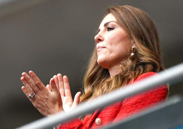Kate Middleton très élégante en blazer rouge pour soutenir l'Angleterre, ce mardi 29 juin 2021