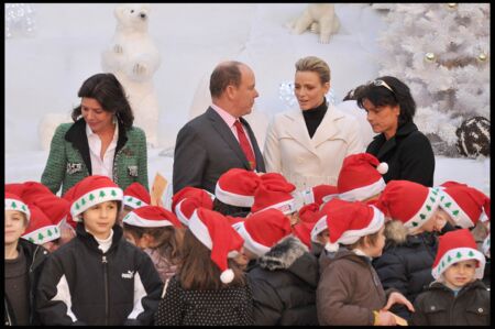 Charlene de Monaco rejoint Albert II, Caroline et Stéphanie de Monaco, pour le Père Noël des enfants, à Monaco, le 15 décembre 2010
