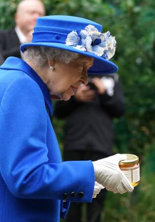La reine Elisabeth II se voit offrir un pot de miel dans une communauté à Glasgow, le 30 juin 2021