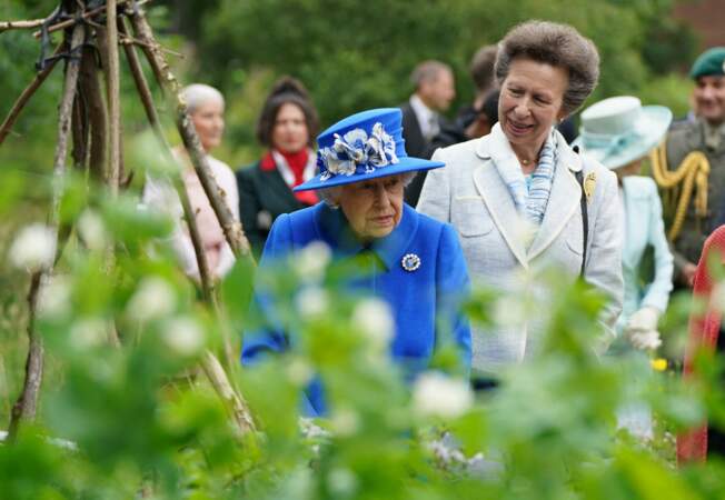 La reine Elizabeth II et sa fille la princesse Anne lors d'une visite à un projet communautaire à Glasgow, dans le cadre de son voyage traditionnel en Écosse, le 30 juin 2021