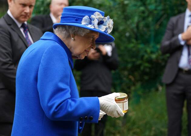 La reine Elisabeth II reçoit un pot de miel dans une communauté à Glasgow, le 30 juin 2021