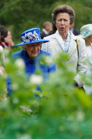 La reine Elisabeth II accompagnée de sa fille la princesse Anne, lors de sa visite dans une communauté à Glasgow, le 30 juin 2021