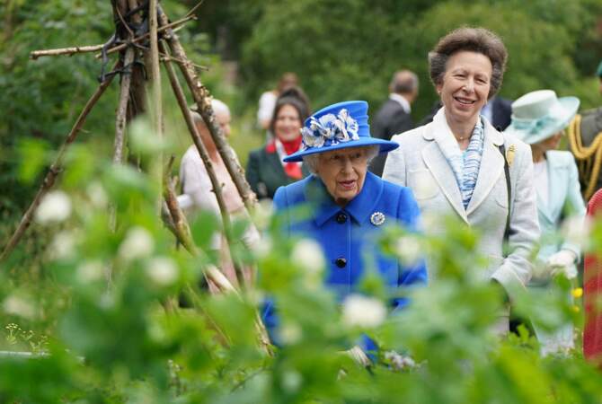 La reine Elisabeth II accompagnée de la princesse Anne, lors de sa visite dans une communauté à Glasgow, le 30 juin 2021