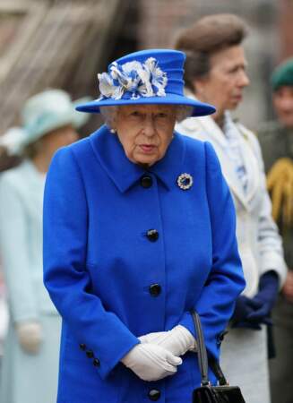 La reine Elisabeth II d'Angleterre a reçu un pot de miel lors de sa visite dans une communauté à Glasgow, à l'occasion de son voyage en Ecosse, le 30 juin 2021