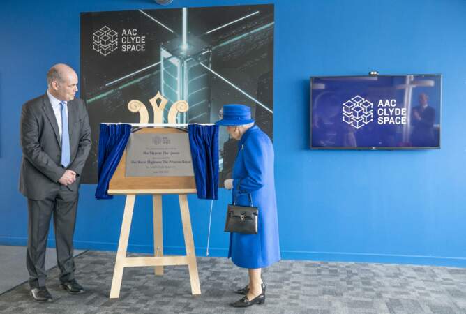 Elizabeth II, qui était accompagnée de la princesse royale, dévoile une plaque dans les bureaux de l'AAC Clyde Space lors d'une visite à Skypark, à Glasgow, le 30 juin 2021
